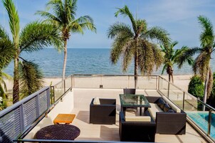 Villa, balcón, vistas a la playa | Restaurante al aire libre