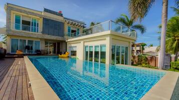 Villa, balcón, vistas a la playa | Piscina | Una piscina al aire libre