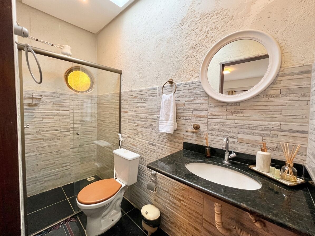 Standard Double or Twin Room | Bathroom | Free toiletries, towels
