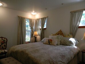 Room - Scenic House has the most spectacular view on Whidbey, blocks from the beach! (Freeland)
