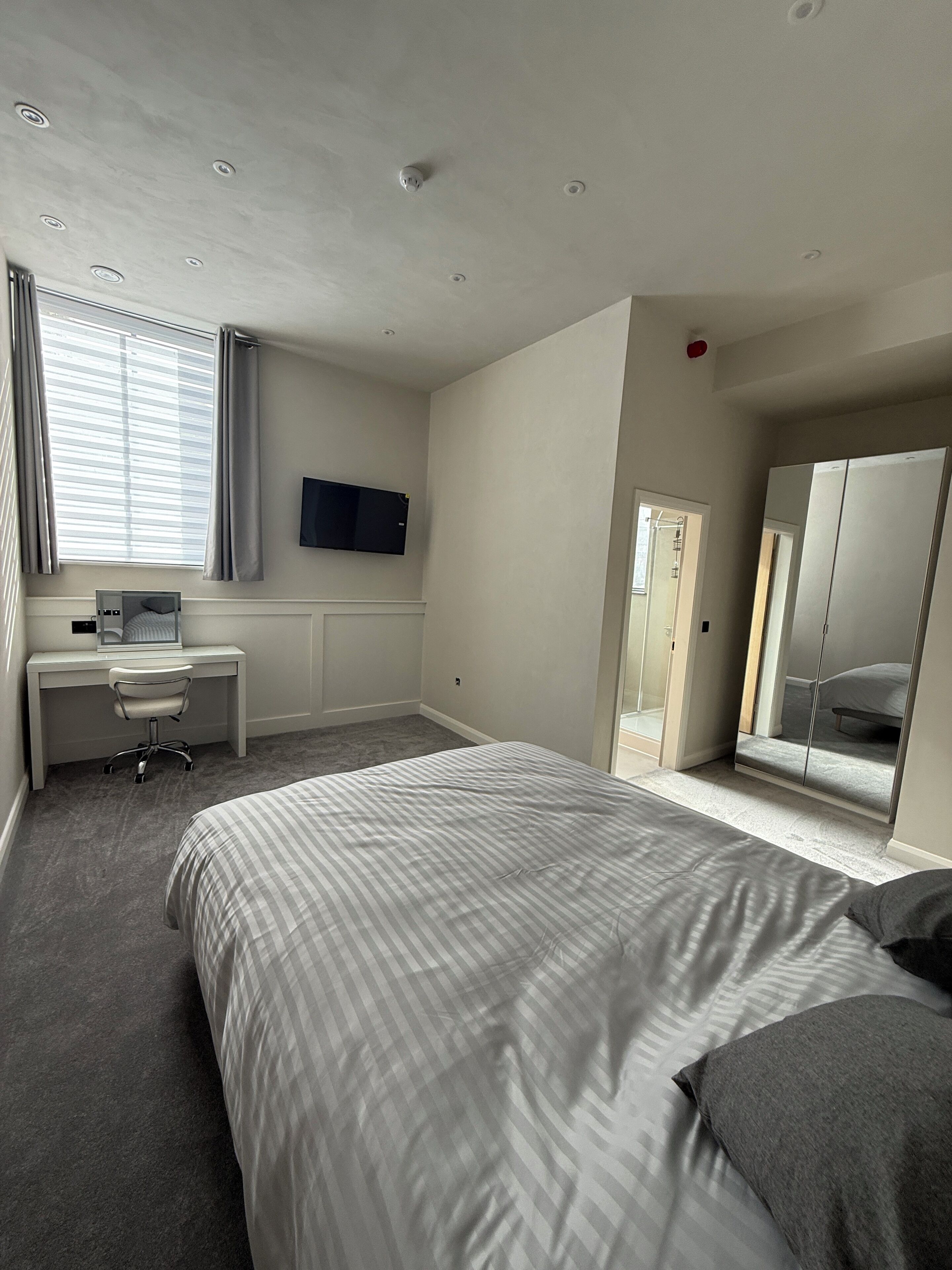 5 bedrooms, iron/ironing board, WiFi, bed sheets