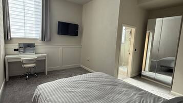 5 bedrooms, iron/ironing board, WiFi, bed sheets