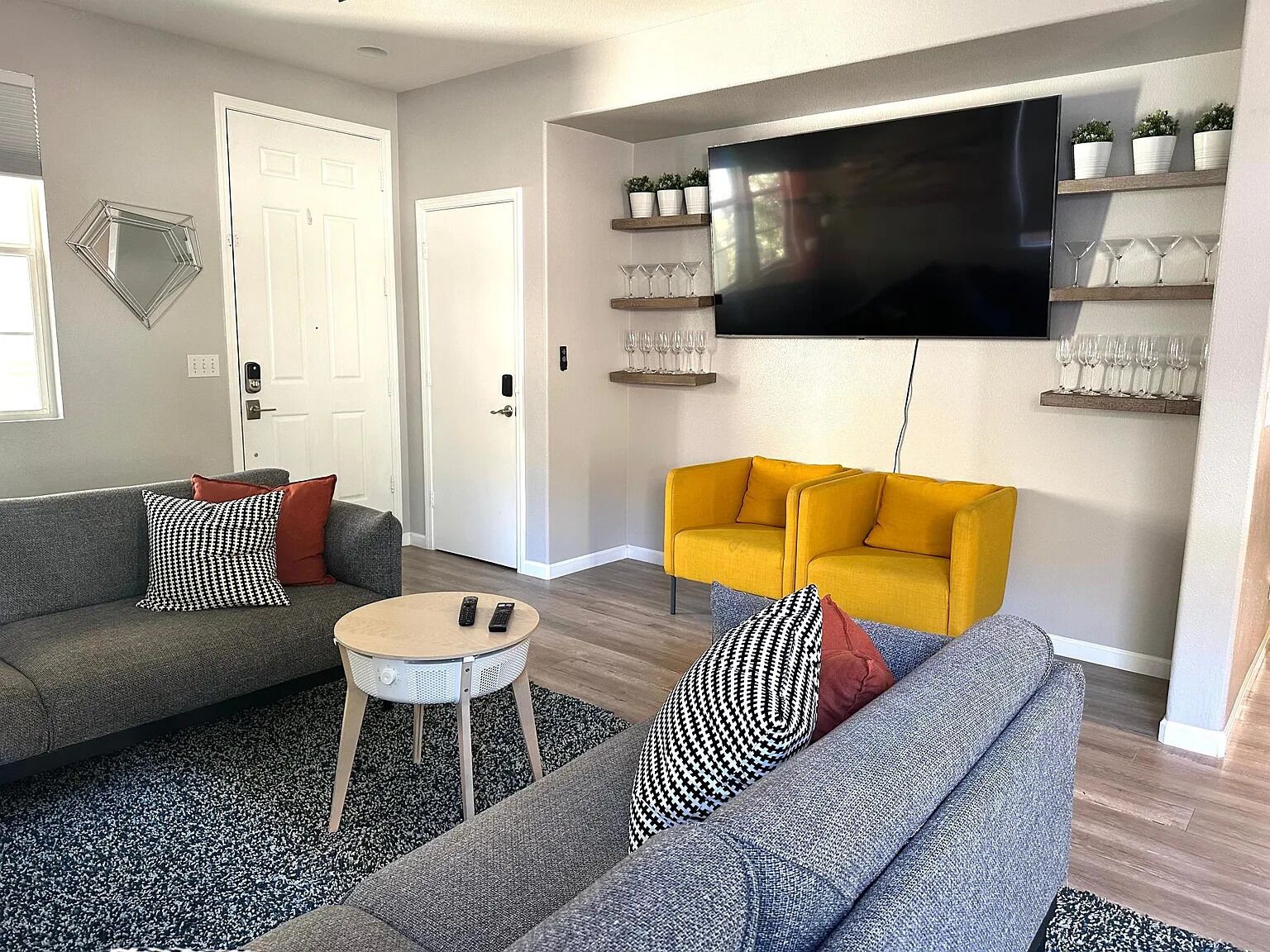 5 Min To Sutter Park! 3br Home, Private Workspaces, Sleeps 6 - Sacramento, CA