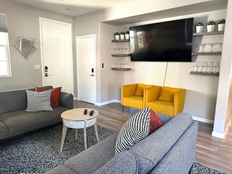 5 Min To Sutter Park! 3br Home, Private Workspaces, Sleeps 6 - Sacramento, CA