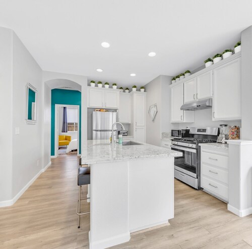 5 Min to Sutter Park! 3BR Home, Private Workspaces, Sleeps 6