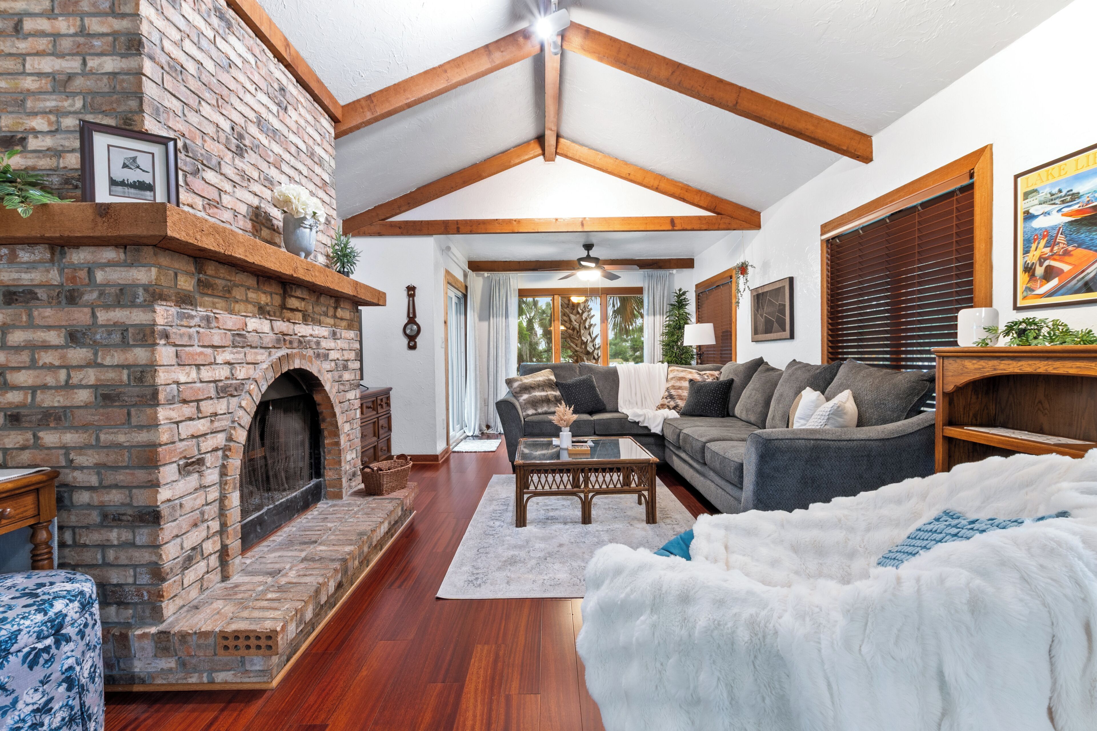 Smart TV, fireplace, ping pong