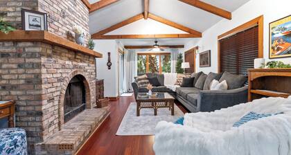 "Chalet" lake house/walking path/fenced yard/dock