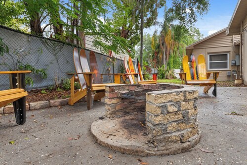 "Chalet" lake house/walking path/fenced yard/dock