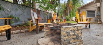 "Chalet" lake house/walking path/fenced yard/dock