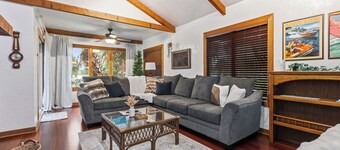 "Chalet" lake house/walking path/fenced yard/dock