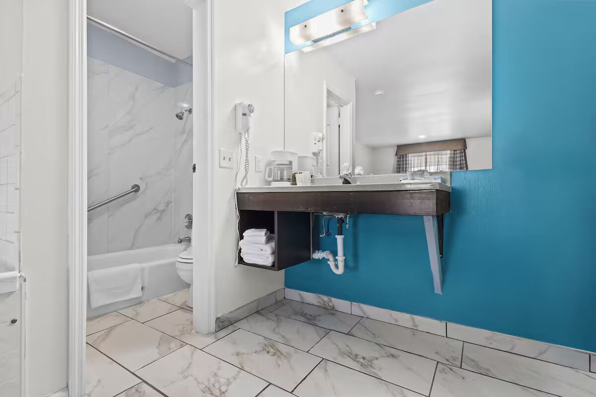 Deluxe-Suite, 1 King-Bett, Nichtraucher, Whirlpool | Badezimmer | Duschwanne, Handtücher, Seife, Shampoo
