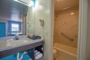 Combined shower/tub, towels, soap, shampoo - Economy Inn & Suites (Rantoul)