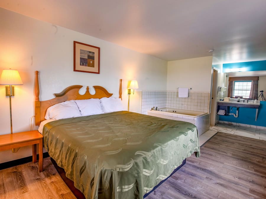 Deluxe Suite, 1 King Bed, Non Smoking, Hot Tub | Free WiFi, bed sheets