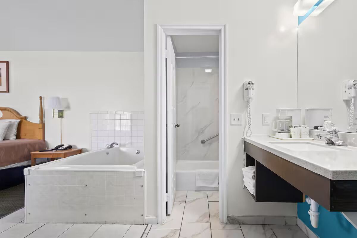 Suite Deluks, 1 Tempat Tidur King, Bebas Asap Rokok, hot tub | Kamar mandi | Kombinasi shower/bathtub, handuk, sabun, dan sampo