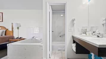 Suite Deluks, 1 Tempat Tidur King, Bebas Asap Rokok, hot tub | Kamar mandi | Kombinasi shower/bathtub, handuk, sabun, dan sampo