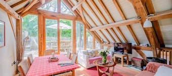 Airy Barn Conversion, Private Parking & Garden