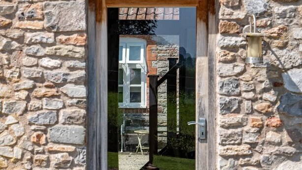 Un edificio de piedra con un letrero que dice 'Stable Barn'.