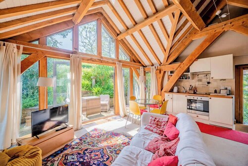 Cosy Studio with Patio, Seating & Private Parking