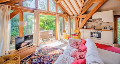 Cosy Studio with Patio, Seating & Private Parking