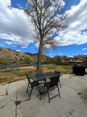 Outdoor dining - Cozy / River Front / Charm (Salida)