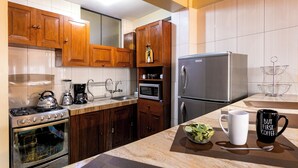 Kaffetrakter/tekoker, kjøleskap, mikrobølgeovn og ovn