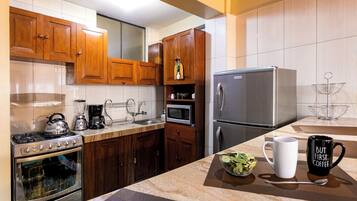 Coffee/tea maker, fridge, microwave, oven