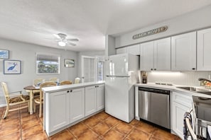 Coffee/tea maker, fridge, microwave, oven - Offering 5% Rebate on Room Rate if Booked by 9pm (Holmes Beach)