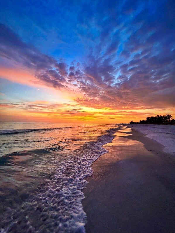 Beach nearby, sun-loungers - Offering 5% Rebate on Room Rate if Booked by 9pm (Holmes Beach)