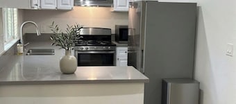 Mid Century Style Home / Free Parking / BBQ / Firepit / Classic Arcade Machine
