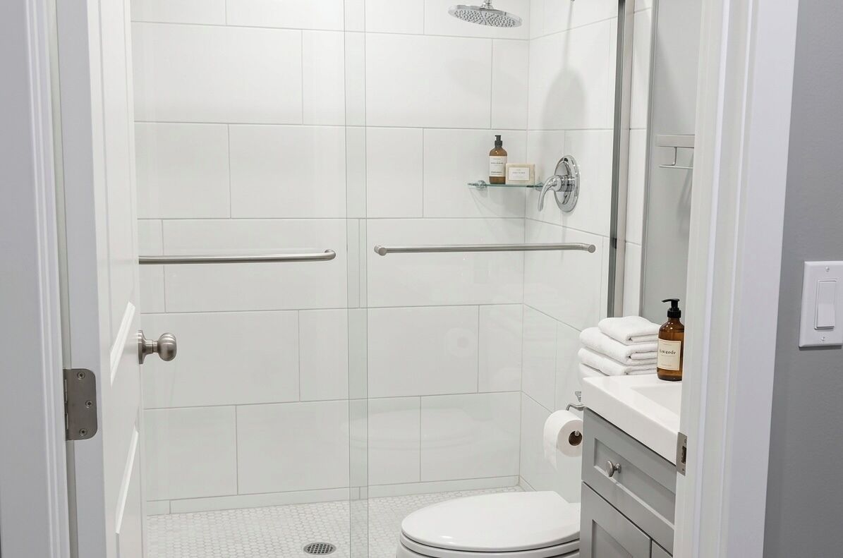 Secadora de cabello, toallas, jabón, papel de baño 