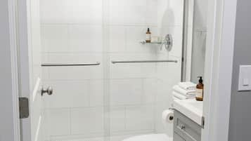 Secadora de cabello, toallas, jabón, papel de baño