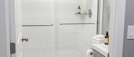 Hårtørrer, håndklæder, Sæbe, Toiletpapir