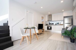 Smart TV, offices - Stylish 1BR Near CBD | WFH & Pet Friendly (Glebe)