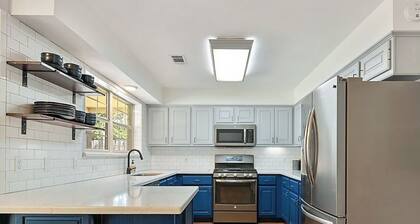 Charming 3-bedroom house in College Station with large backyard