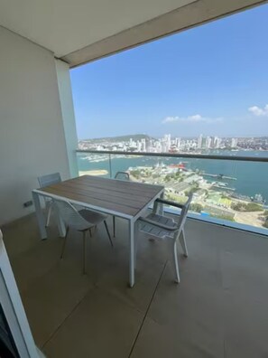 Outdoor dining - Ocean View Luxury Apartment in H2 Bocagrande - Pool & Beach (Cartagena de Indias)