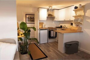 Private kitchen - Charming Apartment with Prime Location (Royal Tunbridge Wells)