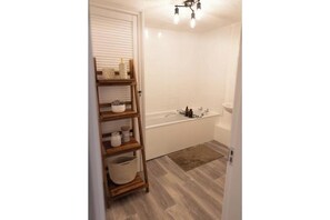 Bathroom - Charming Apartment with Prime Location (Royal Tunbridge Wells)