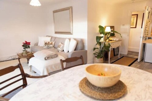 Charming Apartment with Prime Location