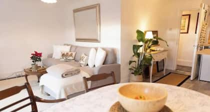 Charming Apartment with Prime Location