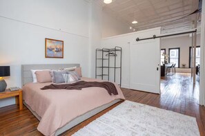Room - Hammond Penthouse  Historic Downtown Staunton (Staunton)