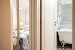 A bathroom with a bathtub, shower, and a toilet. - Old Bank Flat Beautiful Cotswold Apt (Bourton on the water)