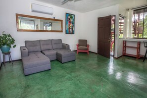 Living area - 2-bedroom A/C Apartment in Quepos (Quepos)