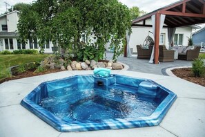 Outdoor spa tub - Beautiful studio with AC in delightful Grand Island (Grand Island)