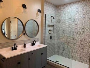 Shower, hair dryer, towels, soap - Beautiful studio with AC in delightful Grand Island (Grand Island)