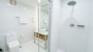 Bathroom - Modern Ocean View Apartment in Av. Balboa King Bed, Pool & Gym (Panamá)