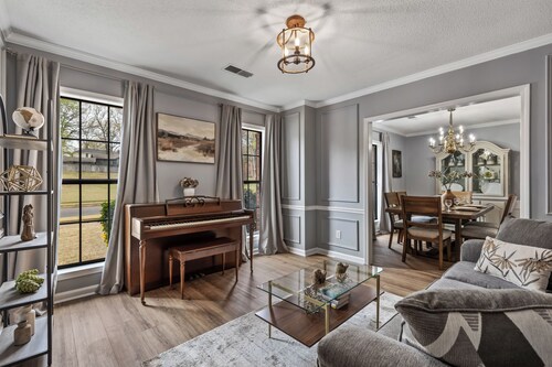 5BR Near Graceland Sleeps 10 with Piano, Fire Pit, and Games
