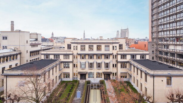 Ein mehrstöckiges Gebäude mit einem zentralen Innenhof, umgeben von weiteren Gebäuden.