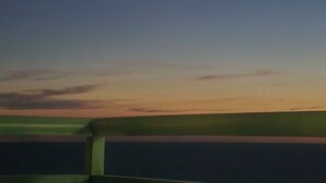 Nattehimmel med en synlig måne og en horisont.