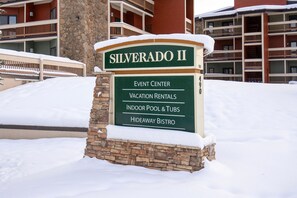 Schild für 'SILVERADO II' mit aufgelisteten Annehmlichkeiten: Veranstaltungszentrum, Ferienwohnungen, Hallenbad und Whirlpools, Hideaway Bistro.
