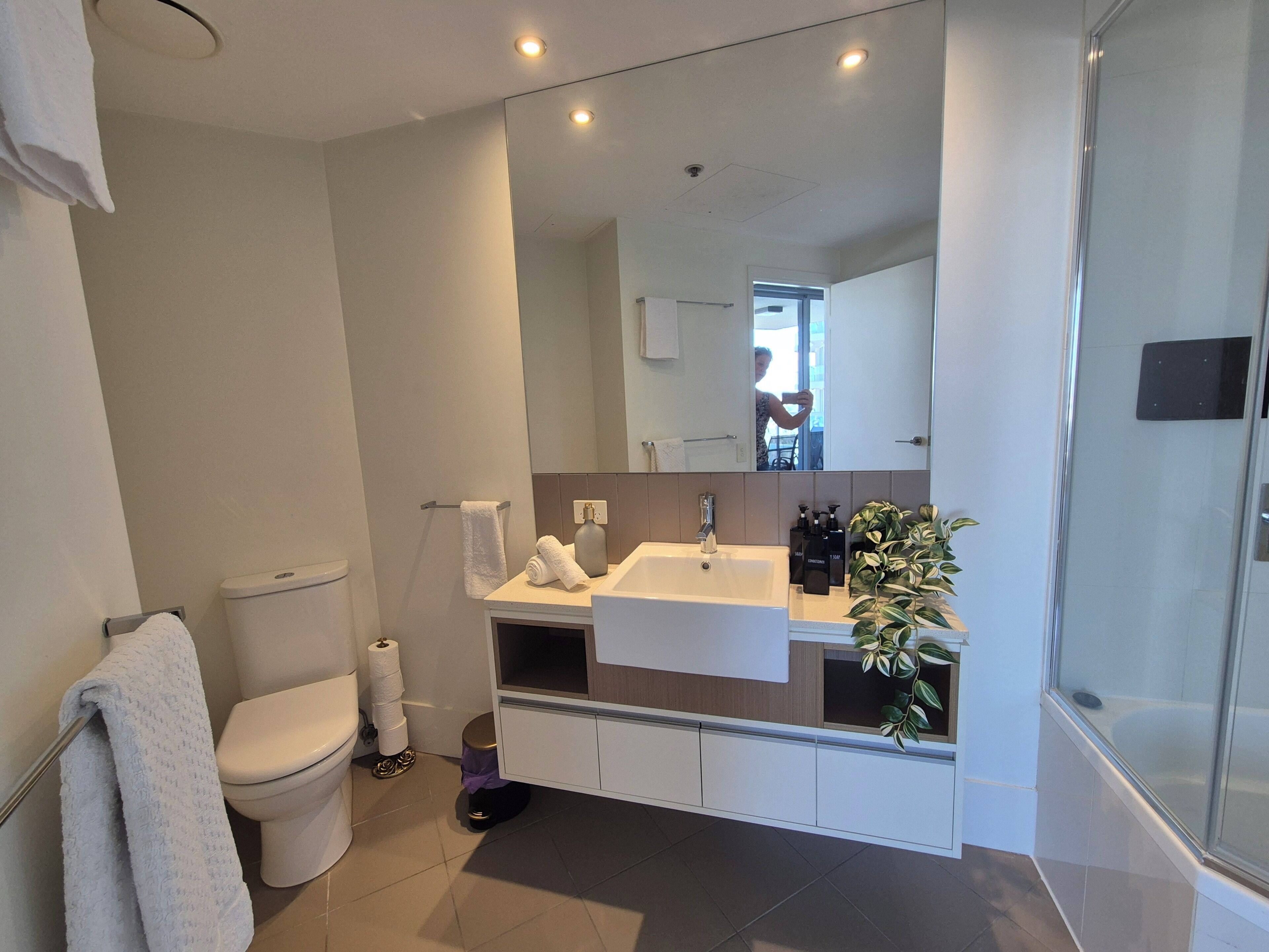 Ein modernes Badezimmer mit Toilette, Waschbecken und Dusche.